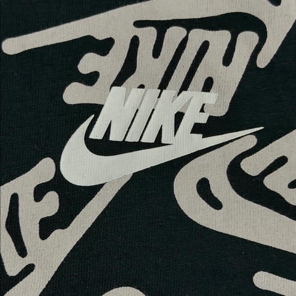 Nike Boy Graphic Long Sleeve Size M - Picture 2 of 4